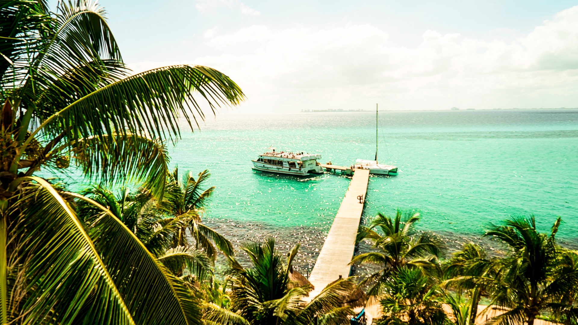 Embarcadero visto desde la selva cocotera en Isla Mujeres