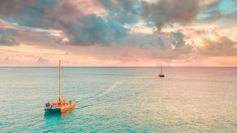 Catamarán en el mar durante la puesta de sol