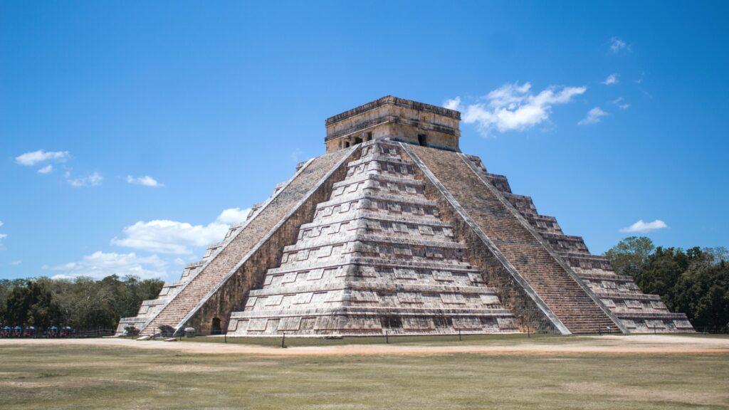 Panorámica de la pirámide de Kukulkan en Chichén Itzá