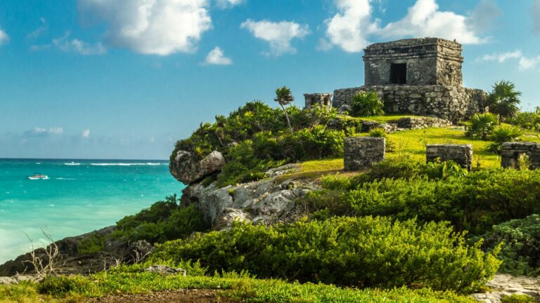 Ruinas mayas de Tulum frente al mar Caribe