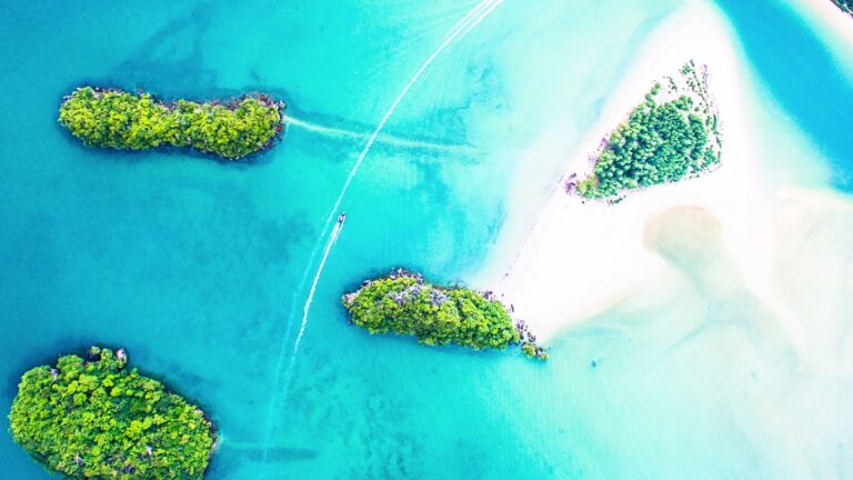 Barcos navegando alrededor de islas caribeñas