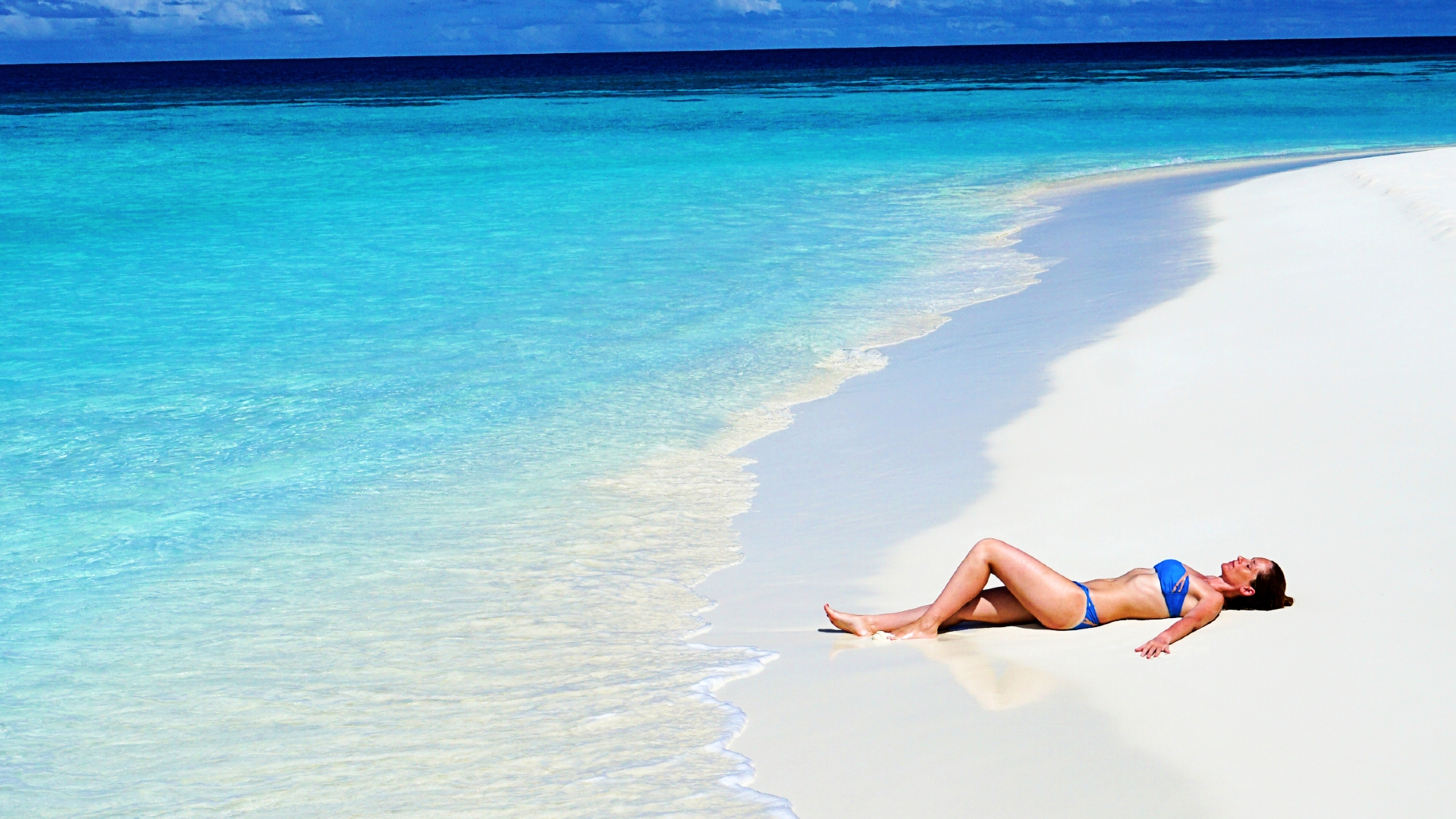 Mujer toma el sol en una playa del Caribe