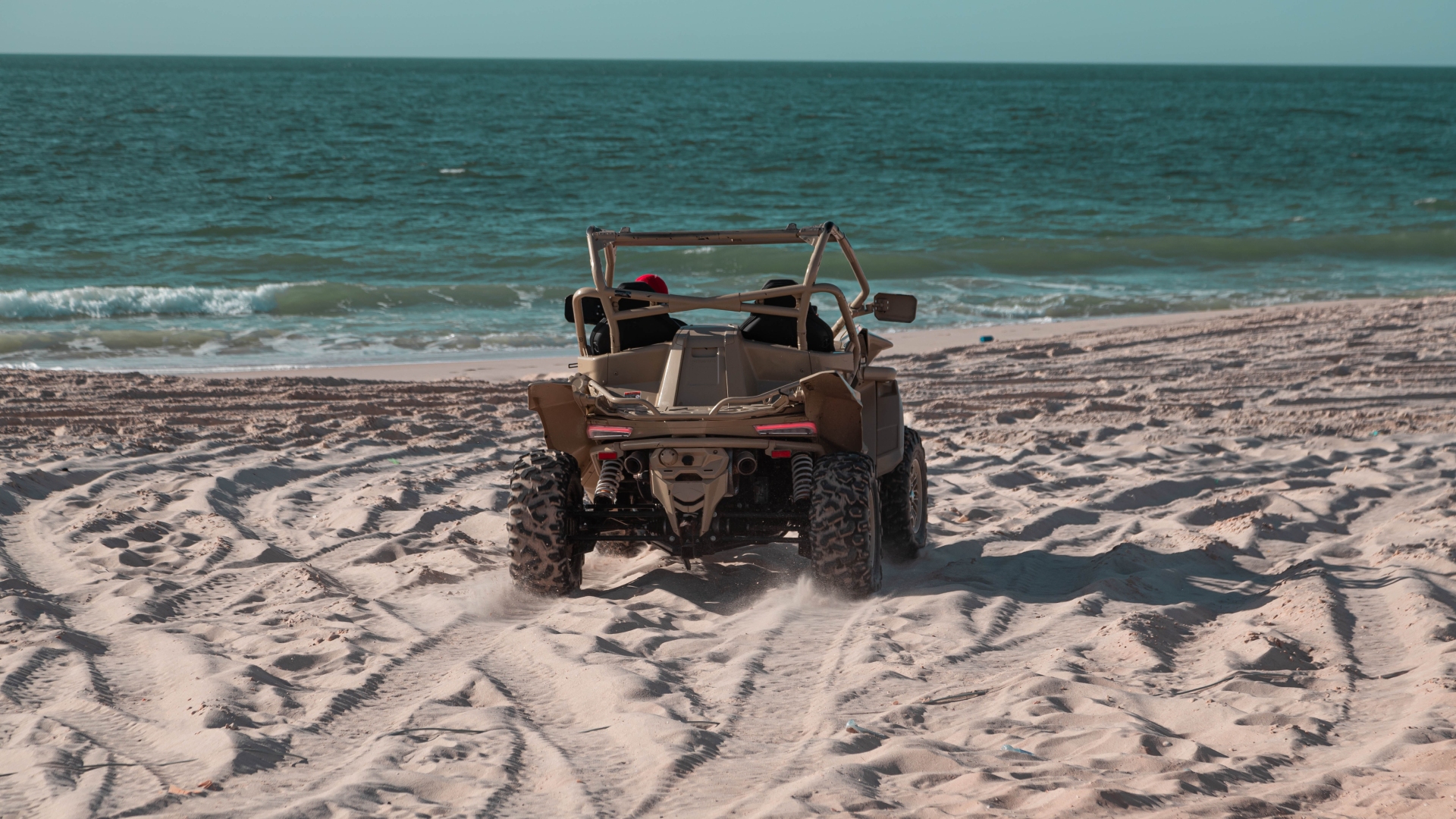 Buggy aparcado en la orilla de la playa