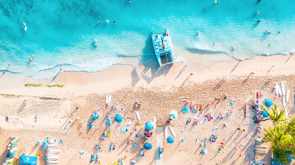 Vista aérea de un catamarán en una playa del Caribe