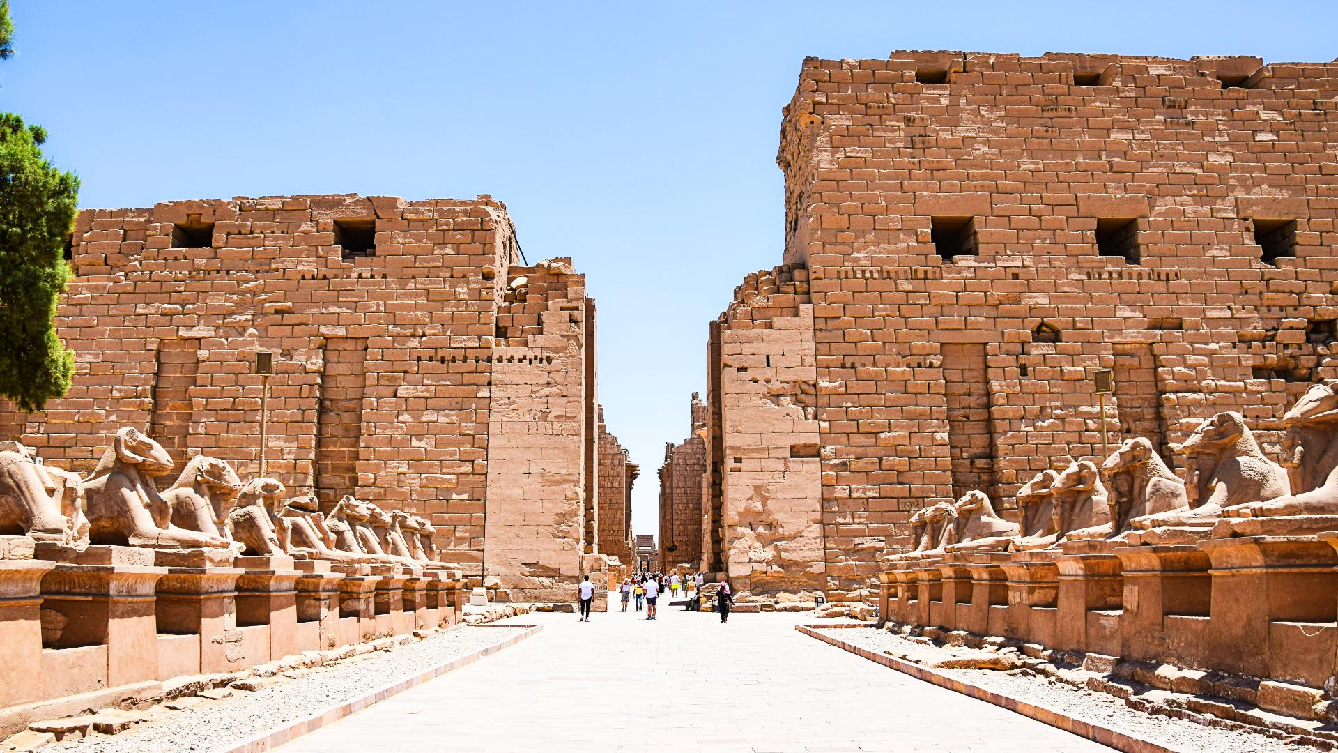 Entrada al Templo de Karnak en la avenida de las Esfinges frente al Templo de Luxor