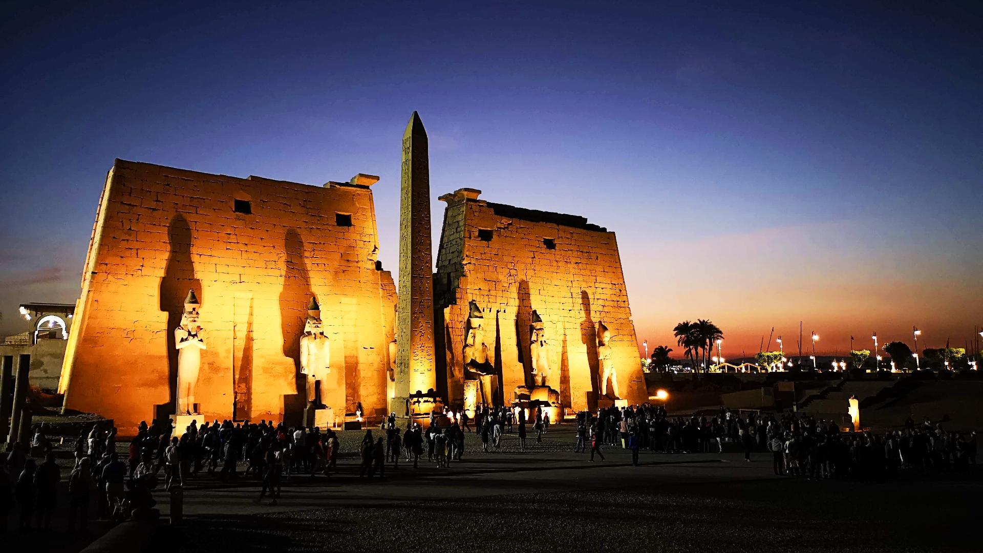 Entrada al Templo de Luxor por la noche