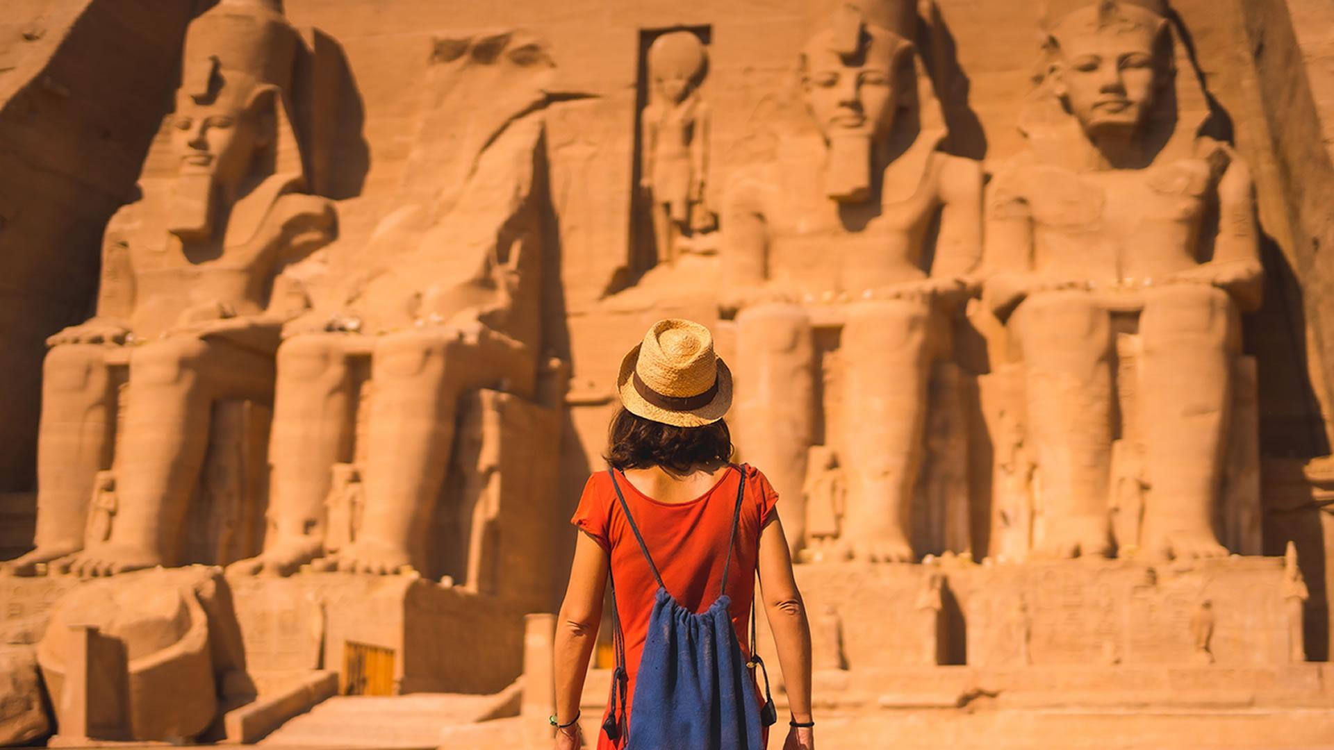 Turista frente al mural de Abu Simbel