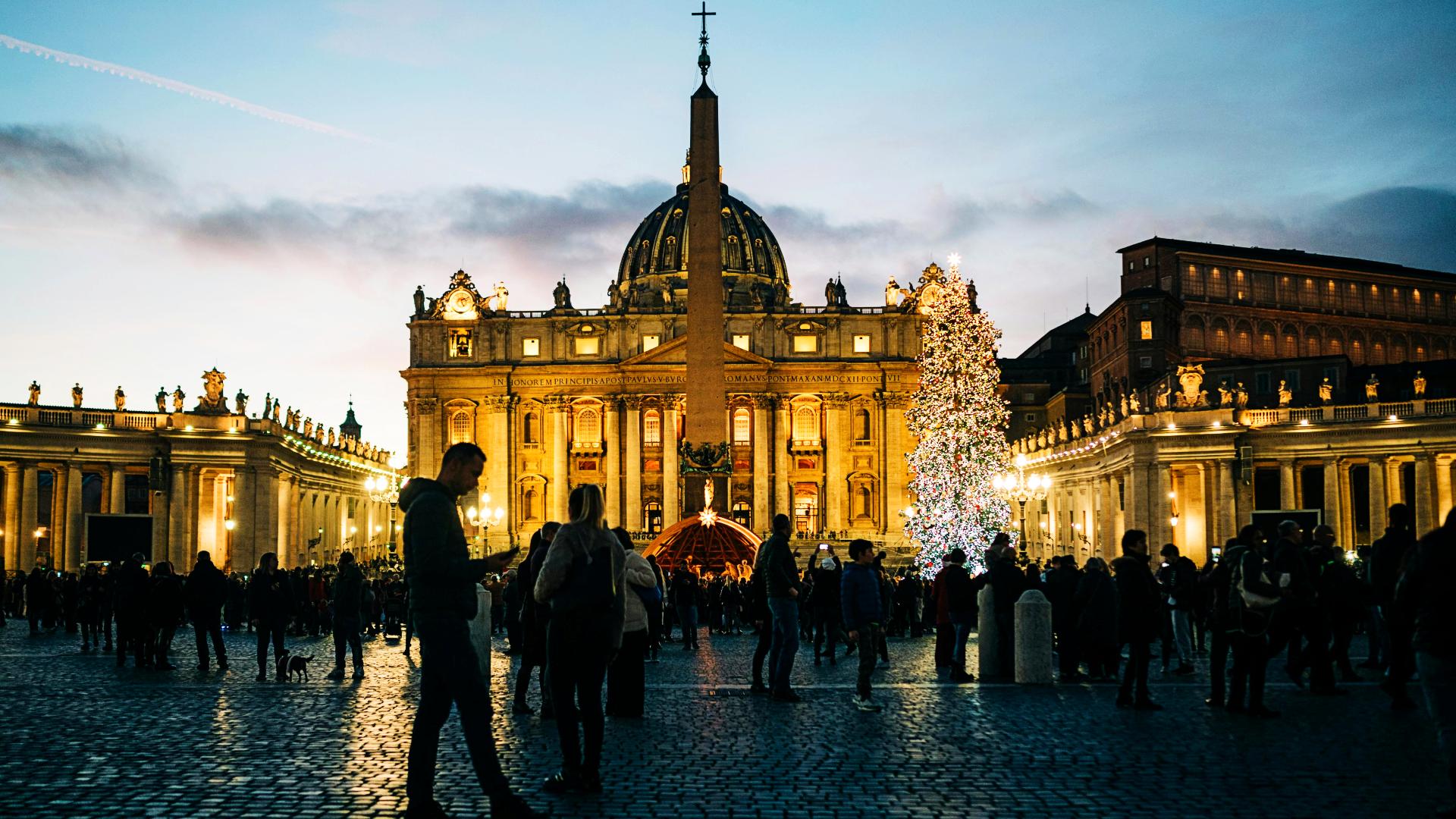 Plaza de San Pedro en Roma durante la Navidad y en el atardecer