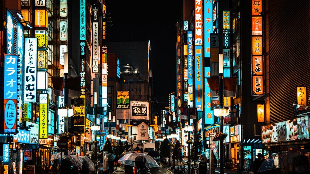 Calle repleta de neones en el barrio de Shinjuku