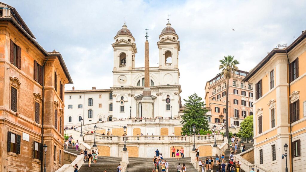 Iglesia de la Trinità dei Monti vista desde la Plaza de España