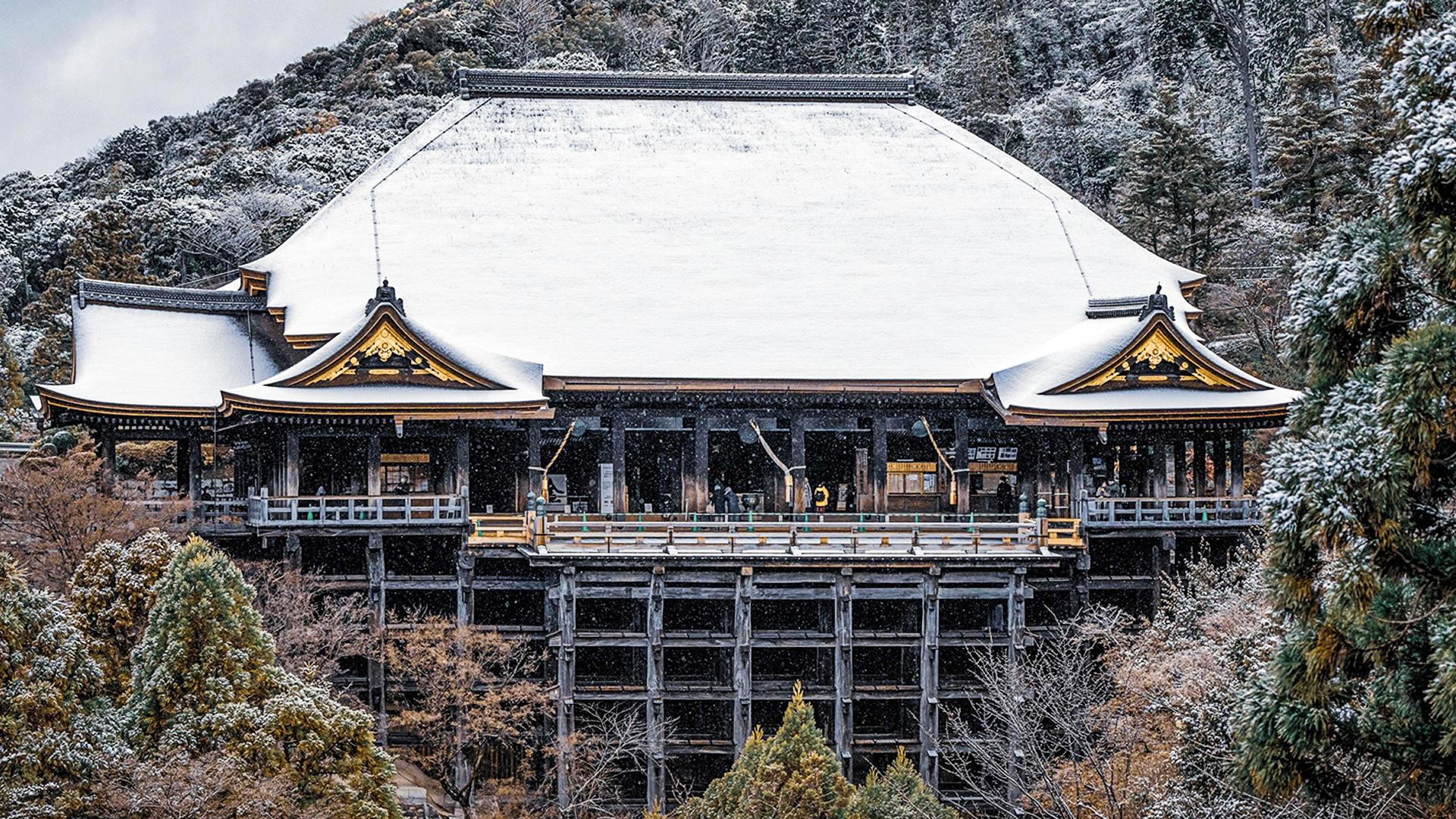 Gran Salón del templo Kiyomizu-dera nevado durante el invierno