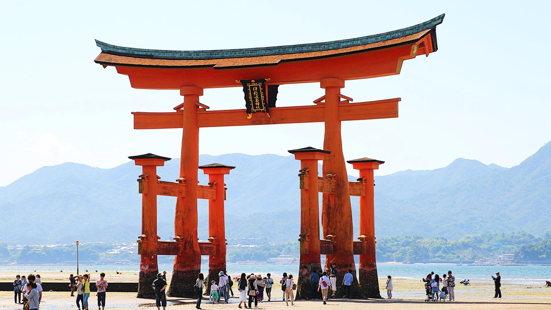 Torii de Miyajima con la marea baja rodeado de turistas Torii de Miyajima con la marea baja rodeado de turistas