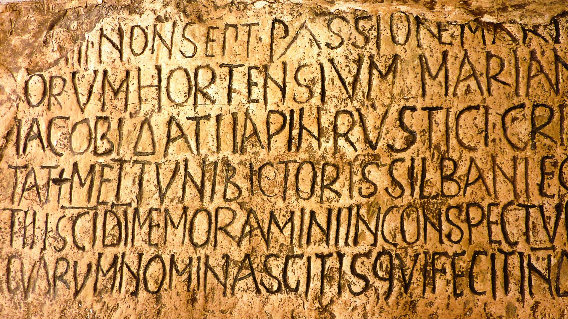 Inscripción en latín grabada en piedra Inscripción en latín grabada en piedra