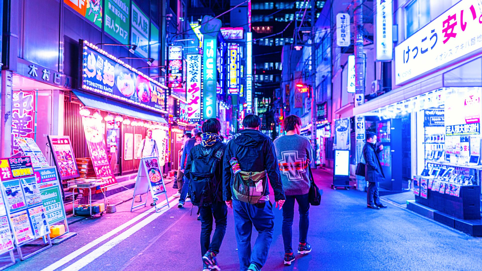 Japoneses caminando por el barrio de Akihabara Japoneses caminando por el barrio de Akihabara