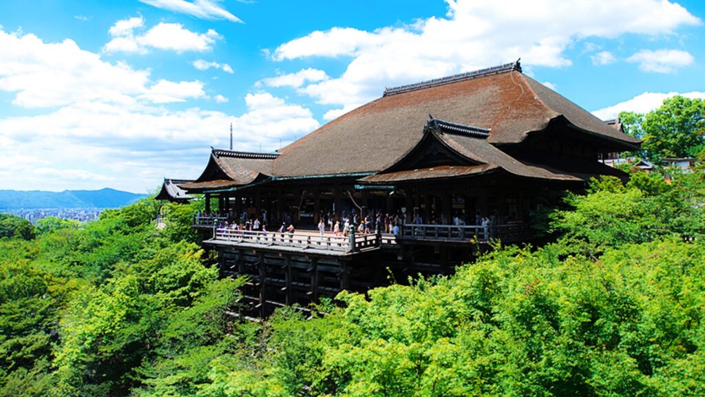 Gran salón de Kiyomizu-dera desde el exterior