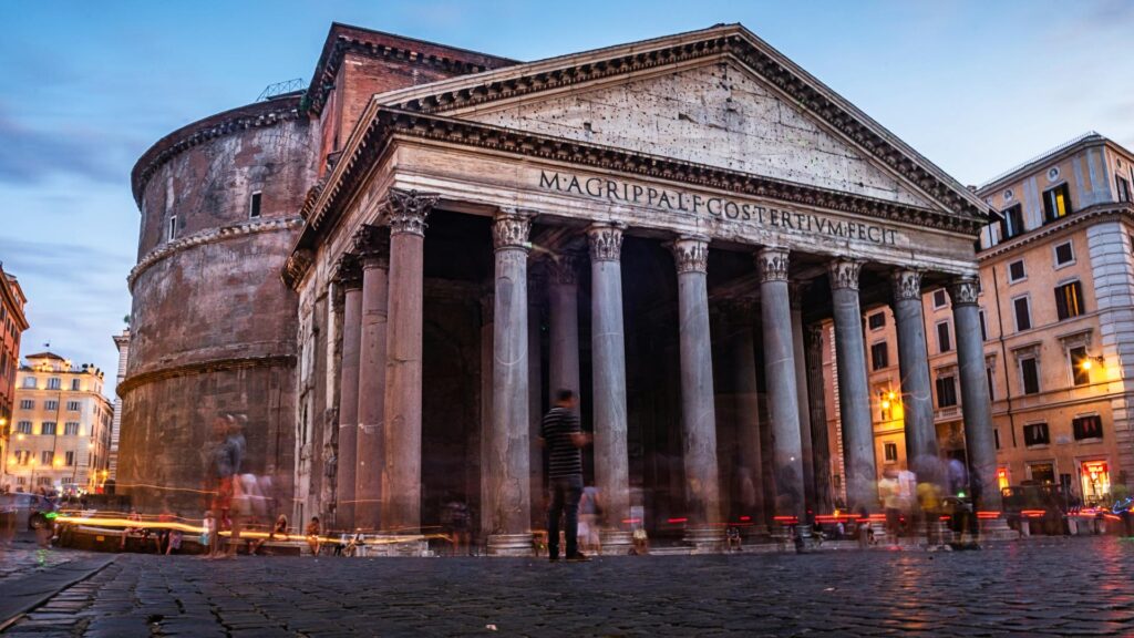 Panteón de Agripa en Roma en el crepúsculo