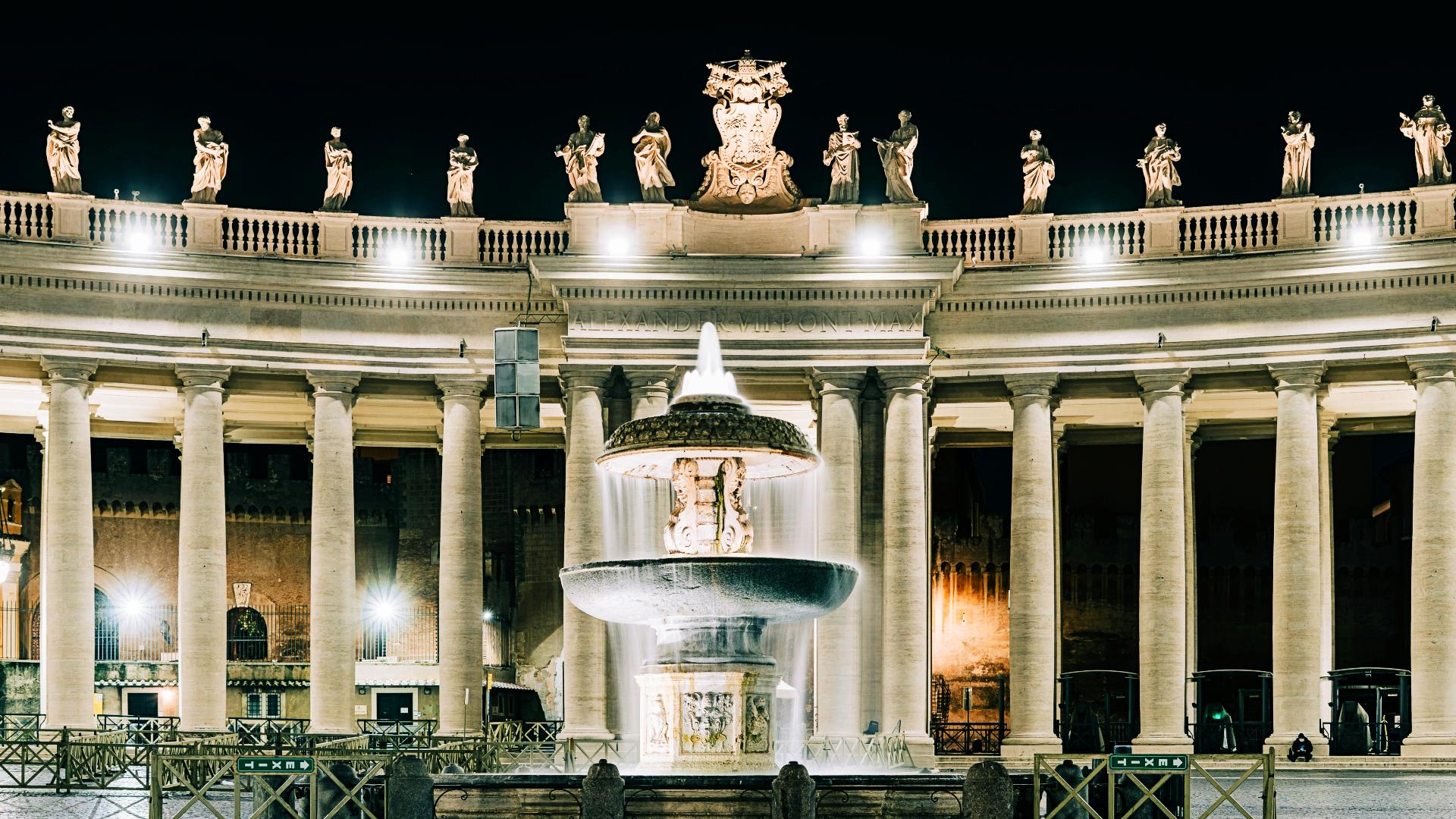 Fuente y columnas de la Plaza de San Pedro en El Vaticano, Roma