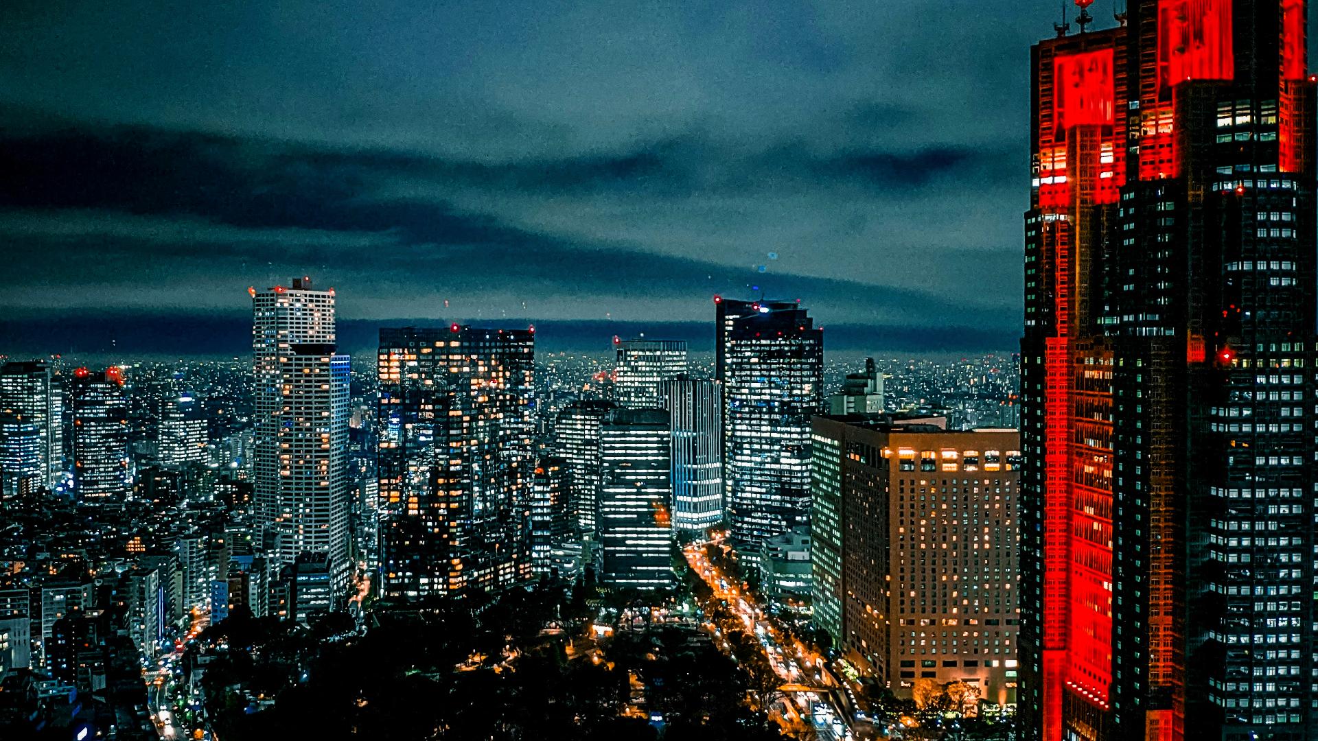 Rascacielos en el barrio de Shinjuku durante la noche