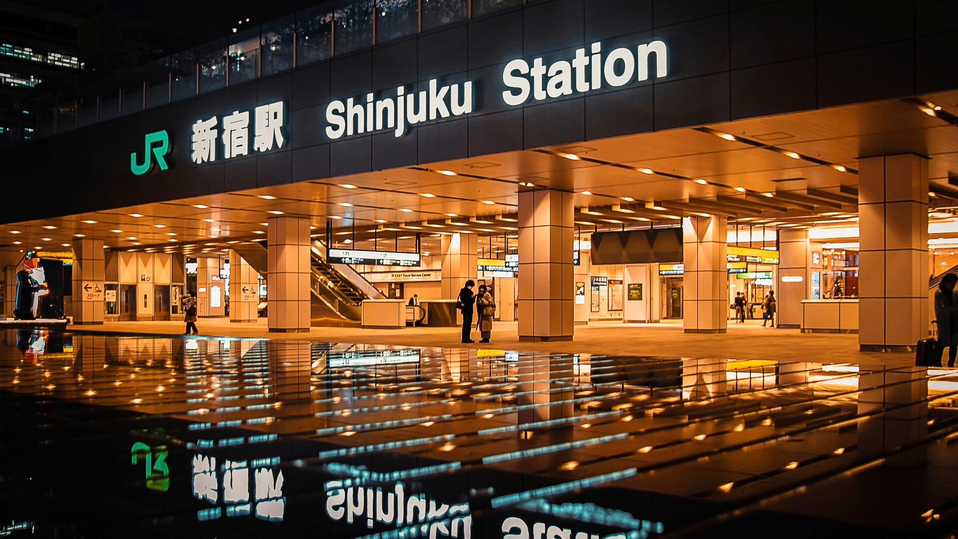 Exterior de una de las estaciones de tren más importantes de Japón: la estación de Shinjuku en Tokio