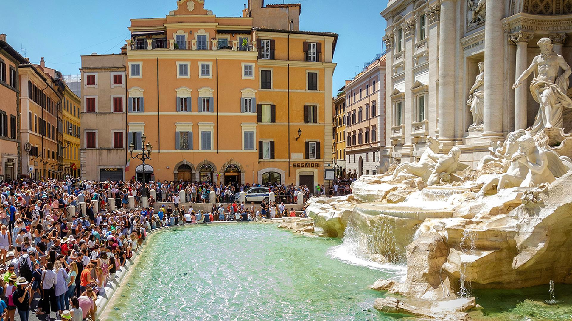 Turistas frente a la Fontana de Trevi
