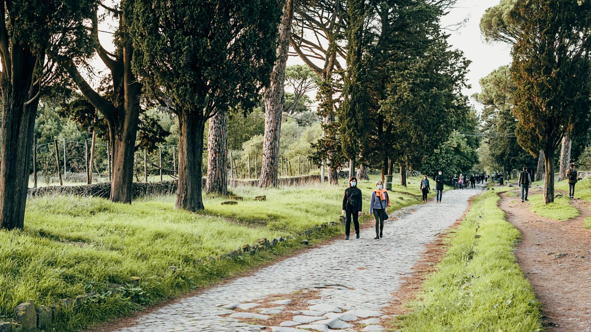 Turistas caminando por la Via Appia Antica Turistas caminando por la Via Appia Antica