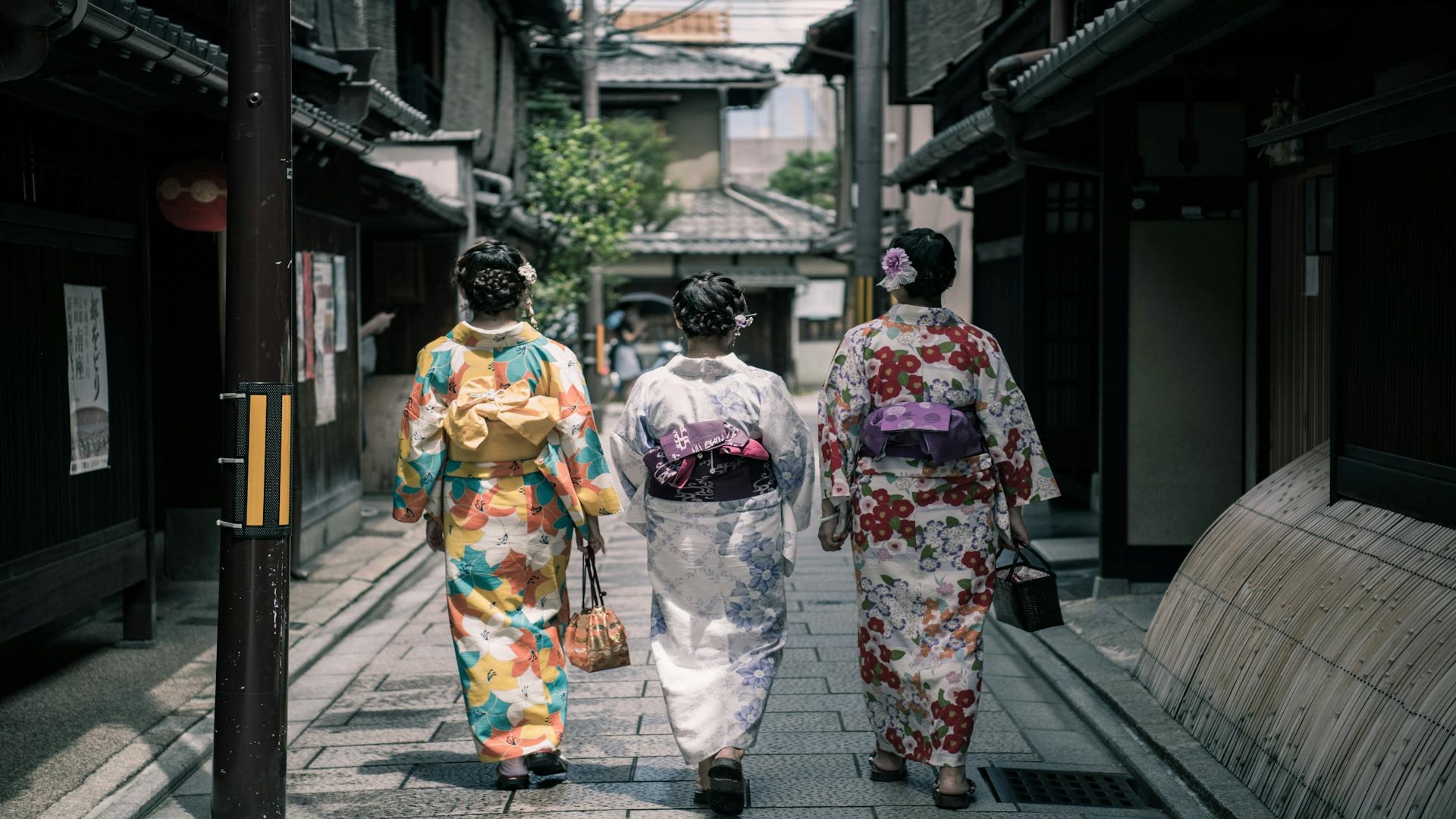 Geishas caminando por las calles de Gion