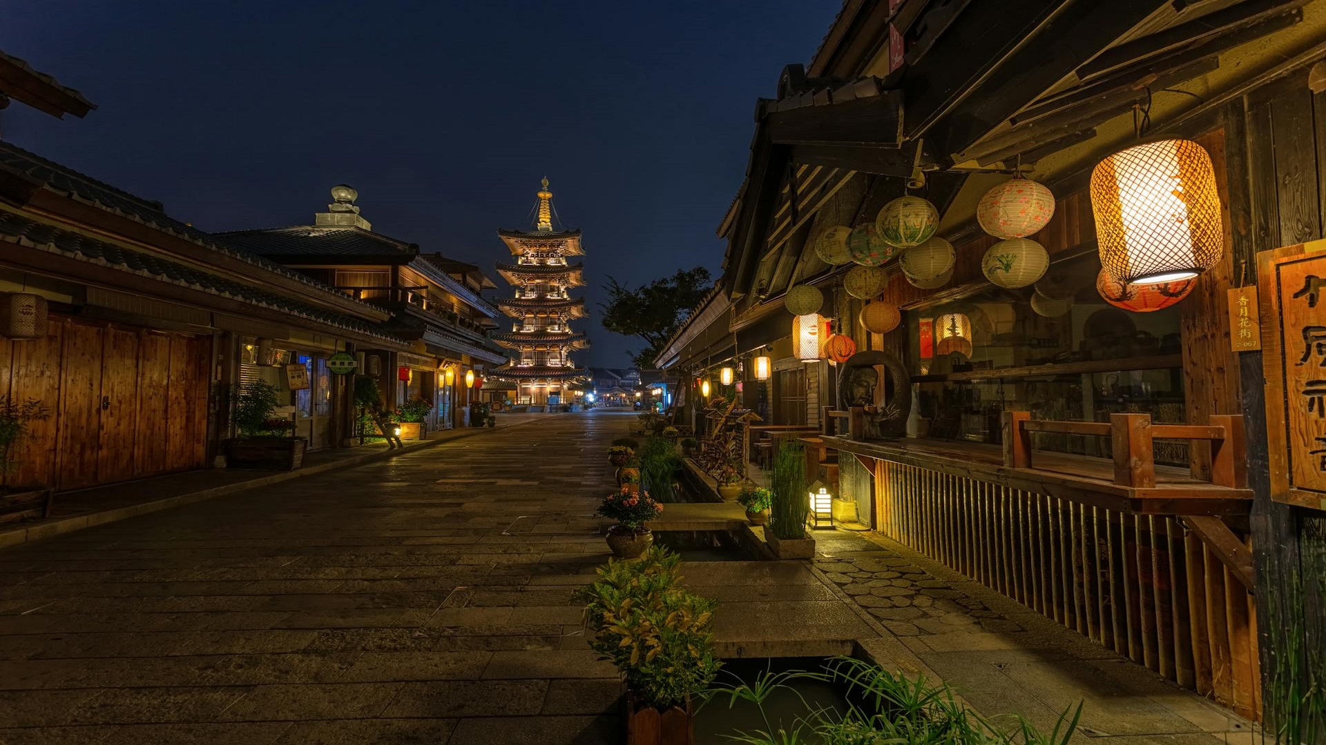 Gion al anochecer con la torre de Yasaka de fondo