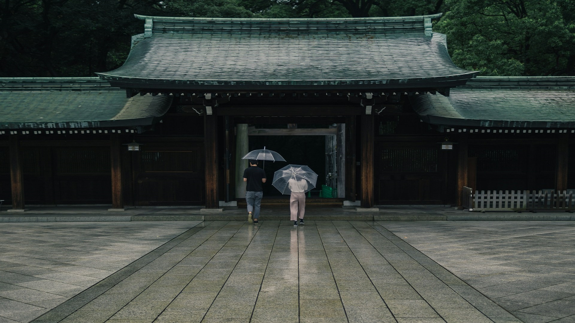 Entrada del Santuario Meiji en un día de lluvia