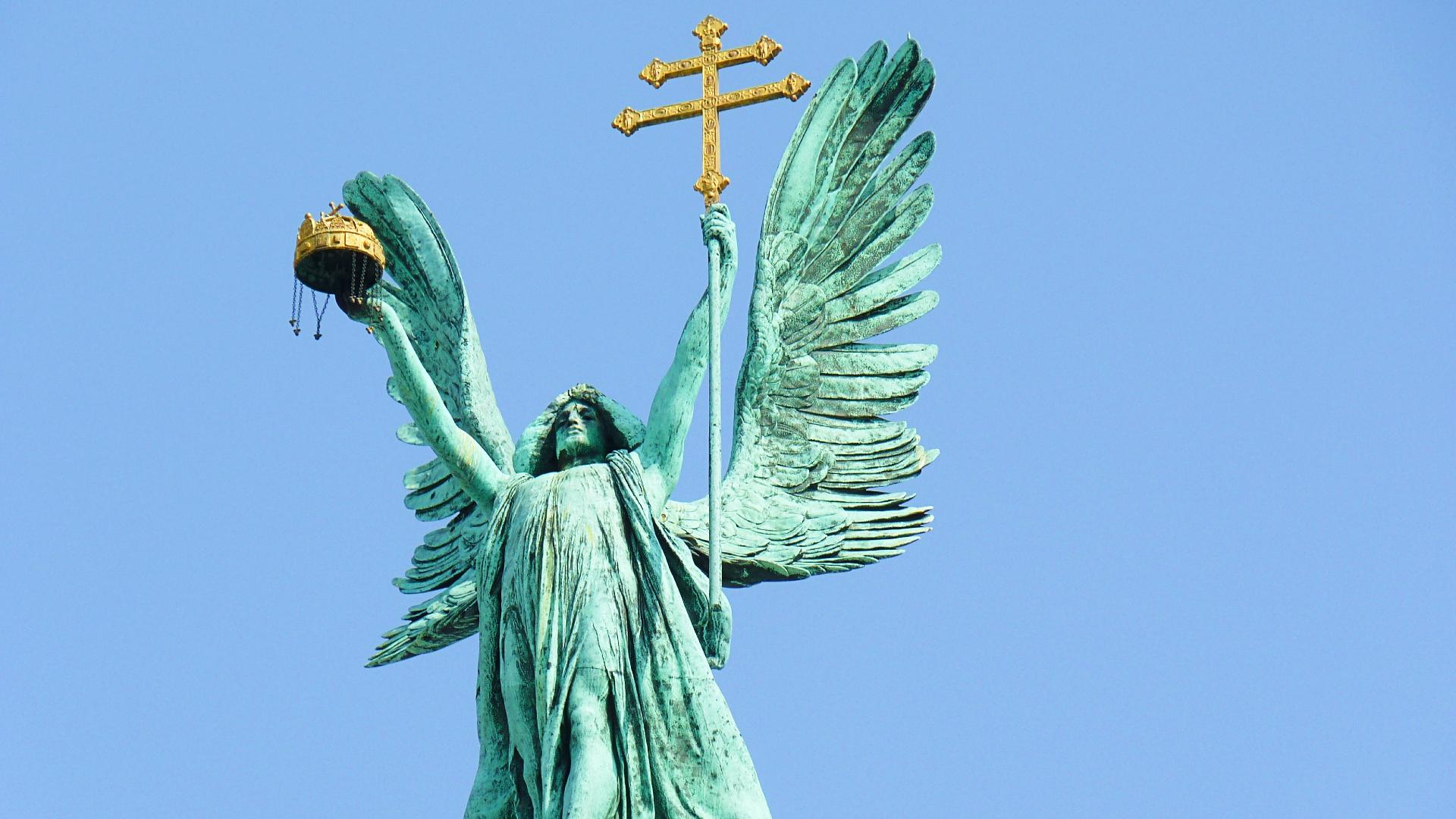 El arcángel Gabriel sosteniendo la cruz y la corona de Hungría sobre el monolito de la Plaza de los Héroes