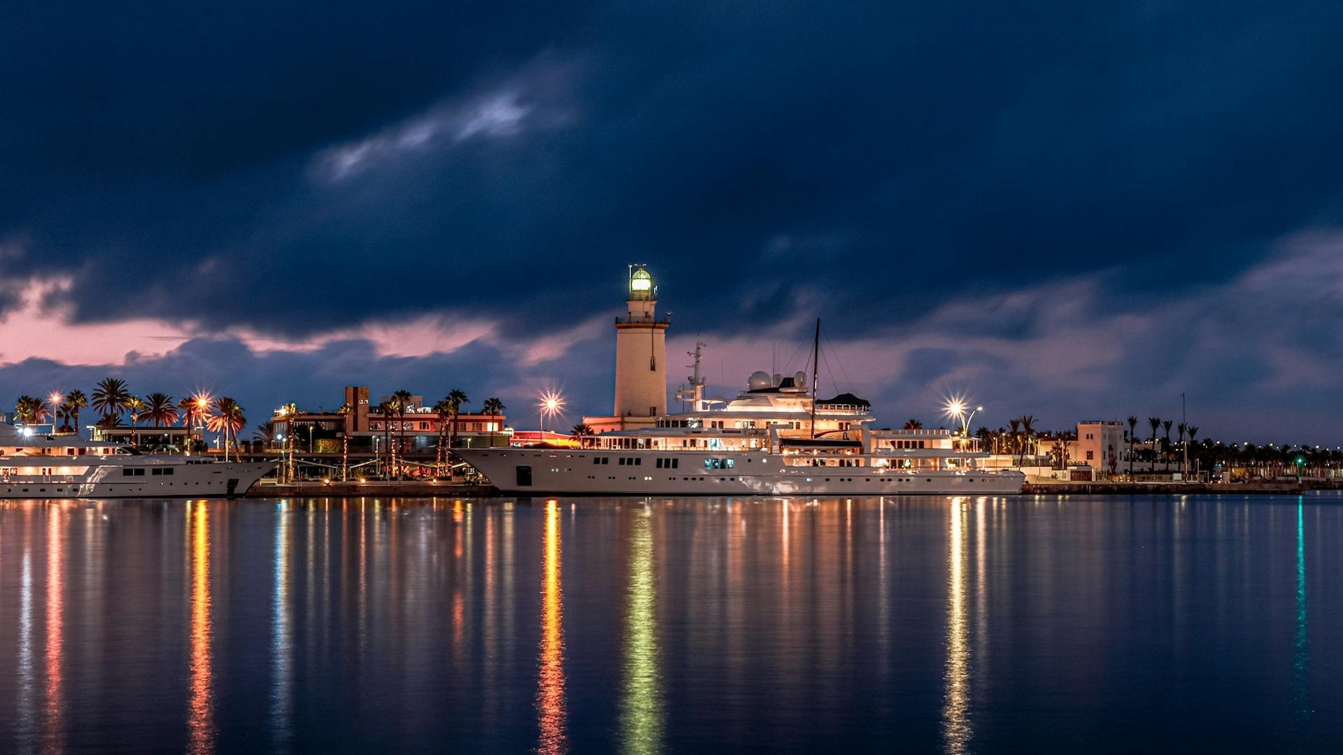 Vista nocturna del puerto de embarque de Málaga