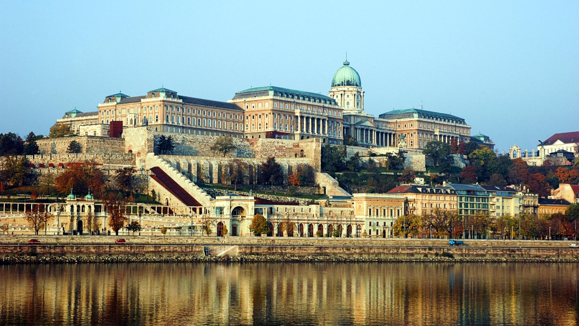 Castillo de Buda visto desde las aguas del Danubio