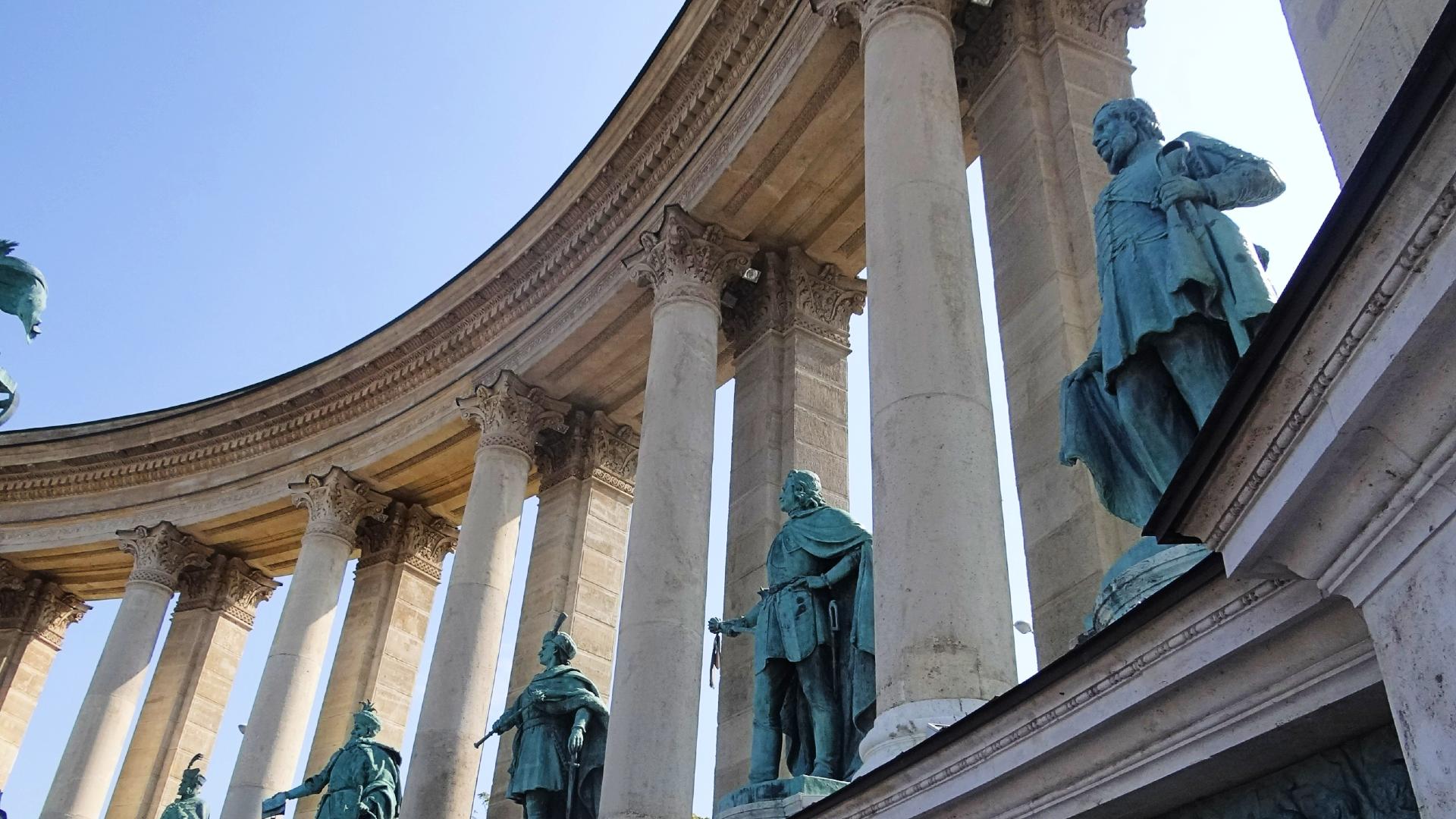 Estatuas de la Plaza de los Héroes de Budapest