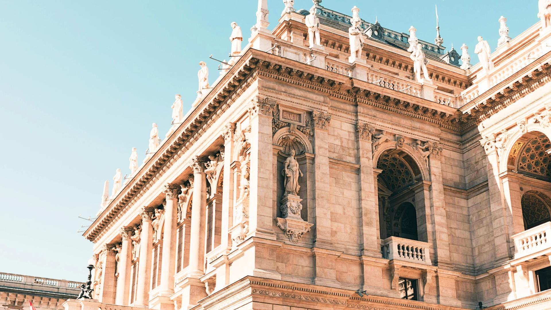 Detalles de la fachada de la Ópera de Budapest