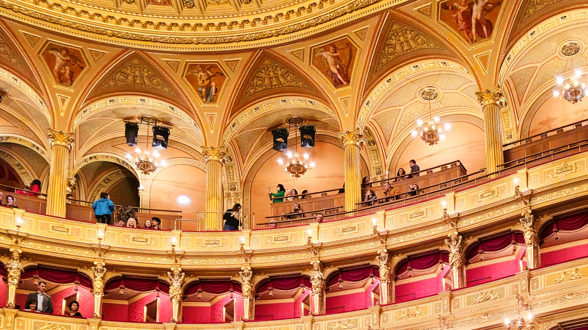 Auditorio en el interior de la Ópera de Budapest