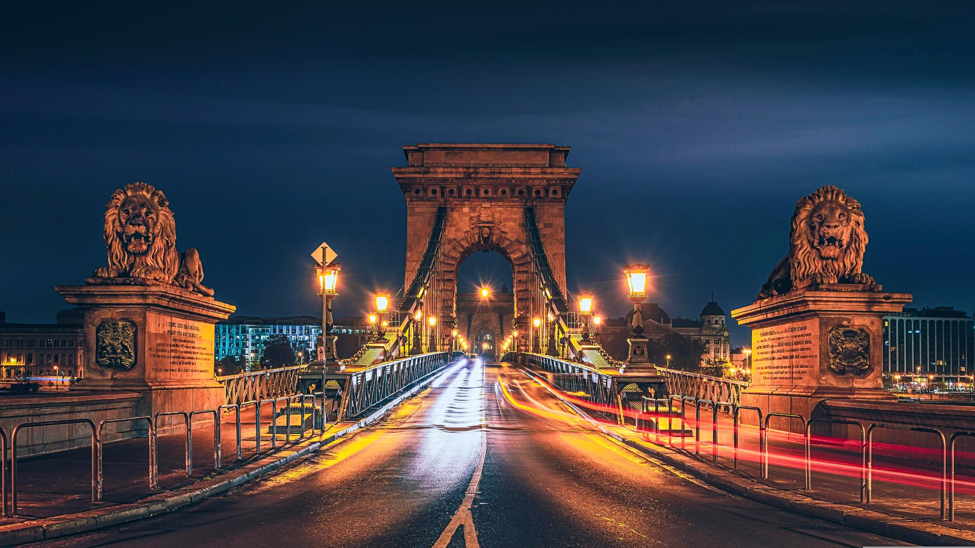 Leones custodiando la entrada al Puente de las Cadenas de Budapest