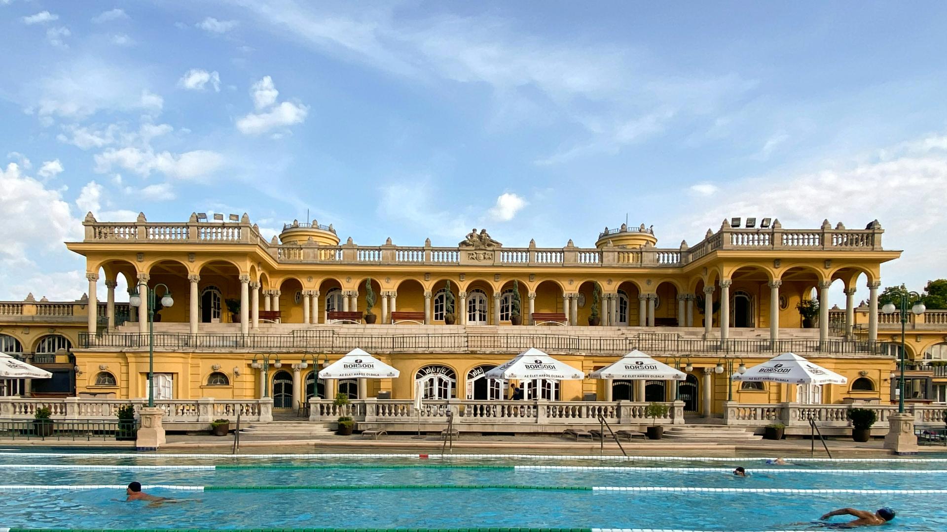 Nadadores en la piscina principal de los Baños Széchenyi 