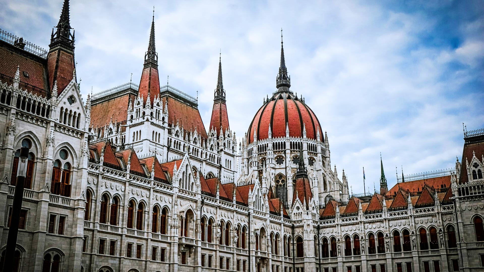 Agujas neogóticas y cúpula del Parlamento de Budapest