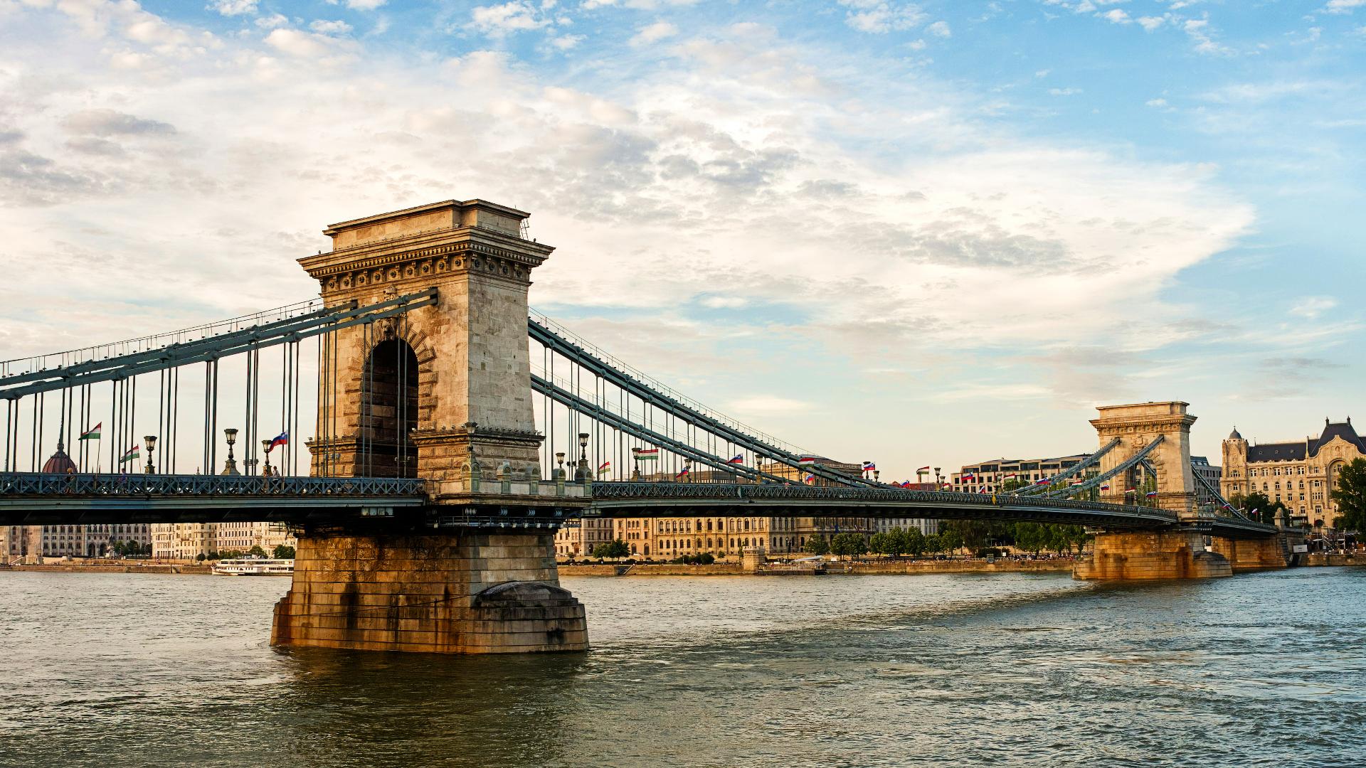 Puente de las Cadenas de Budapest visto desde el lateral