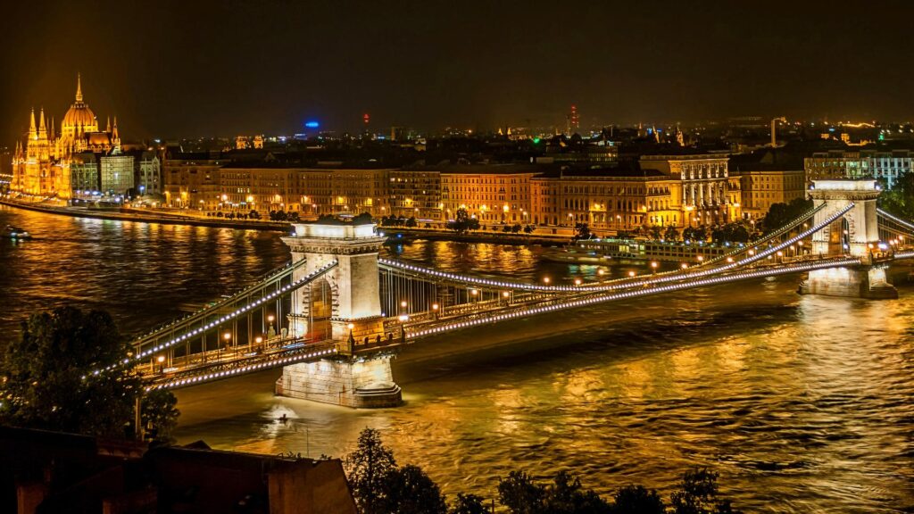 Puente de las Cadenas en la noche con el Parlamento al fondo