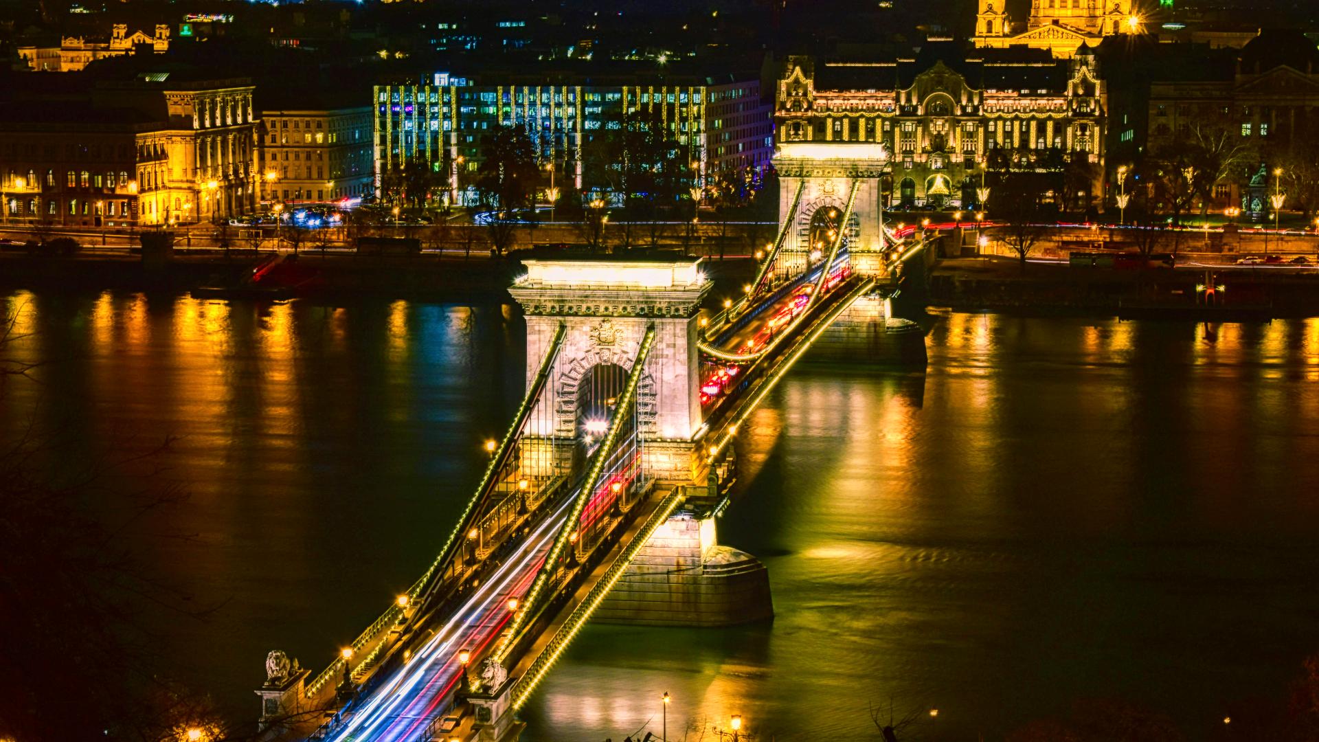 Tráfico iluminando el Puente de las Cadenas de Budapest