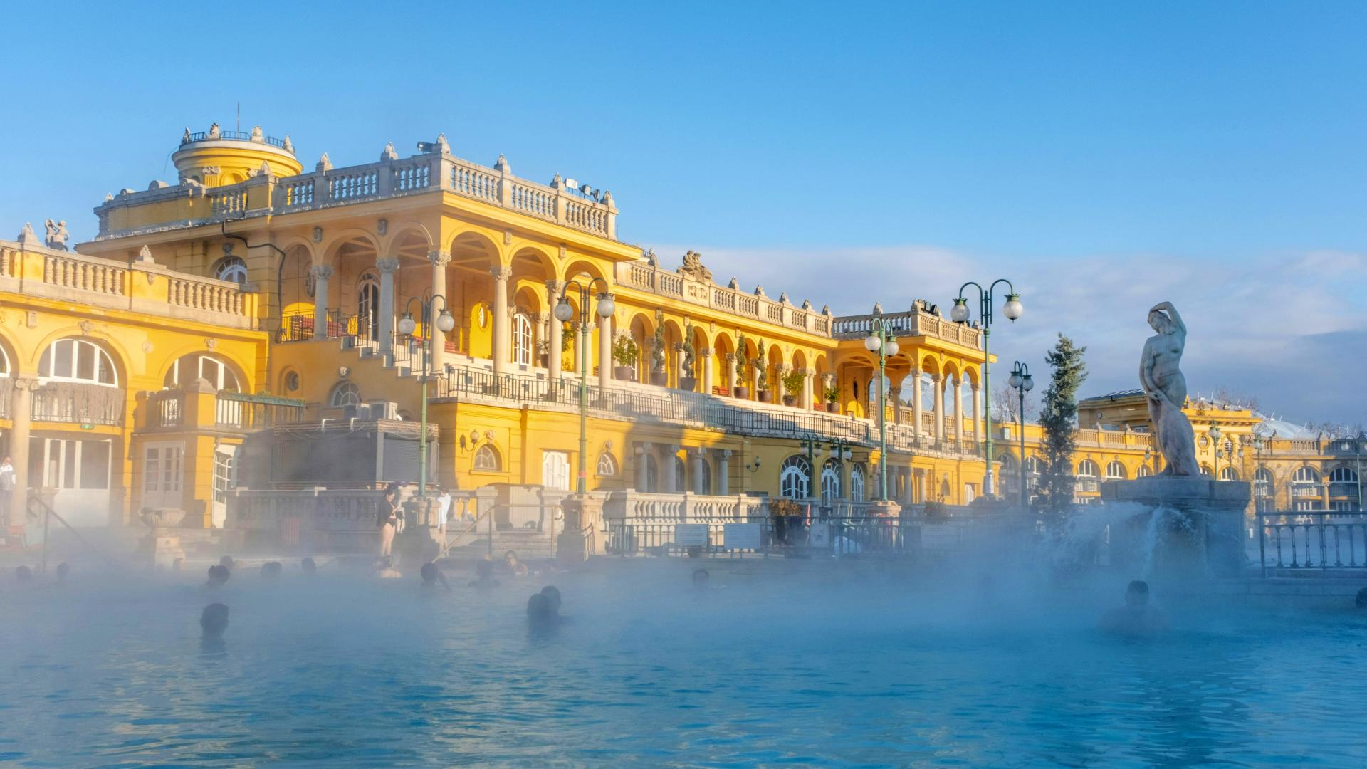 Nube de vapor que asciende de las aguas termales de los Baños de Budapest