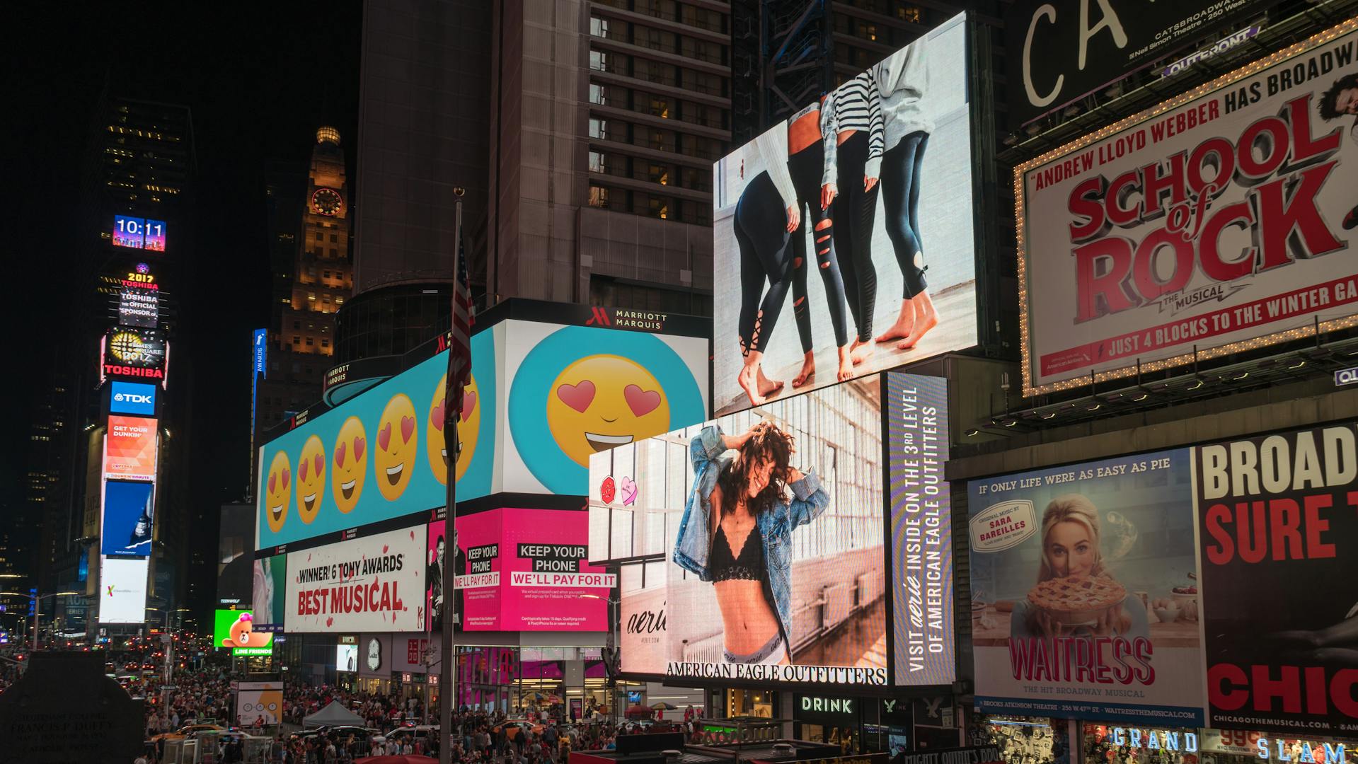 Broadway y otros carteles publicitarios