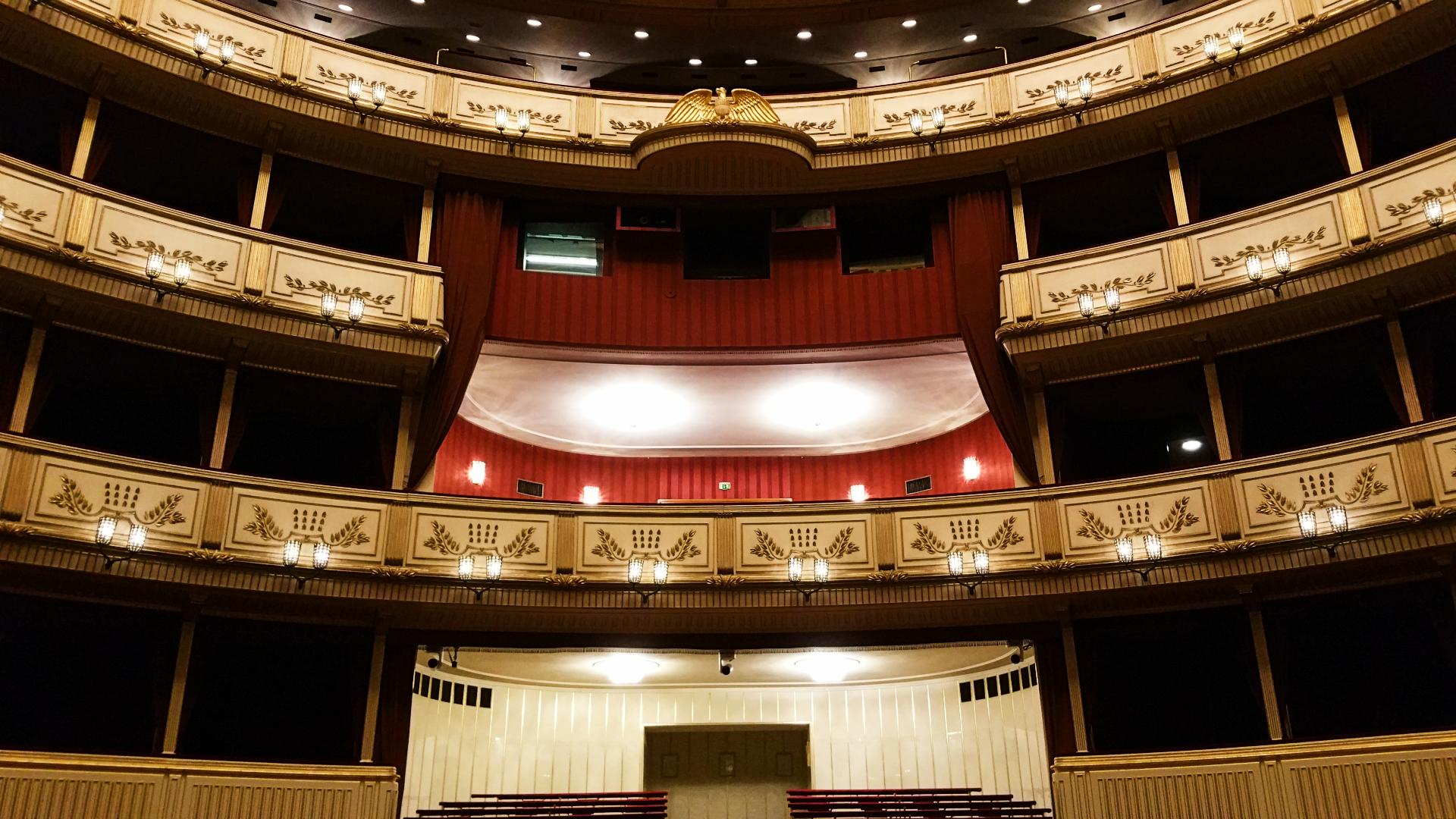 Interior de la sala principal de la Ópera de Viena