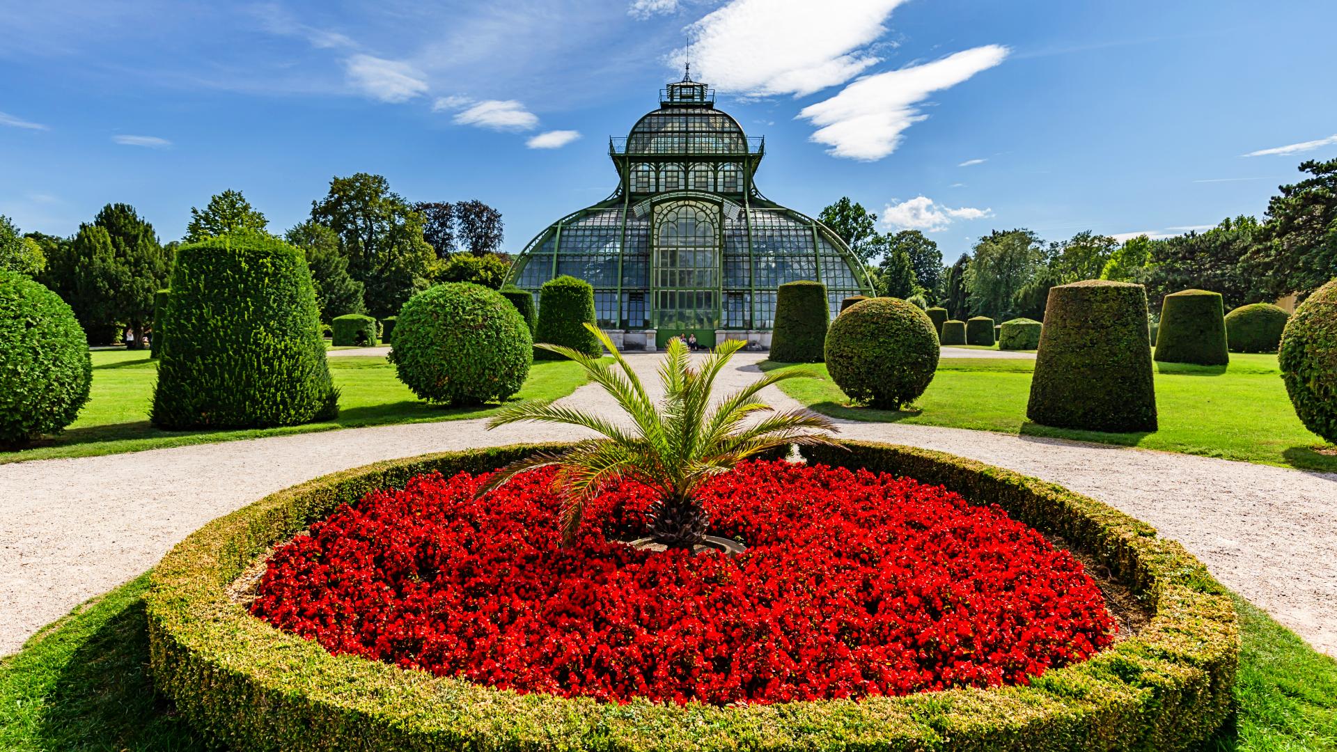 Invernadero del Palacio de Schönbrunn visto desde los jardines