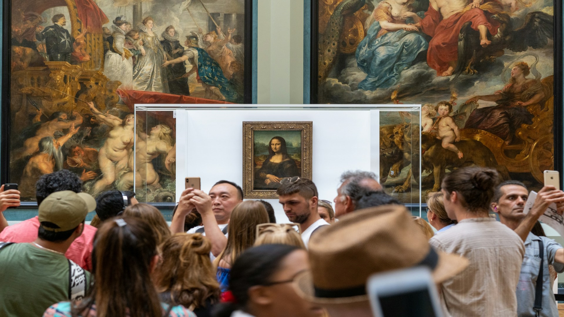 Sala con la Gioconda en el Louvre