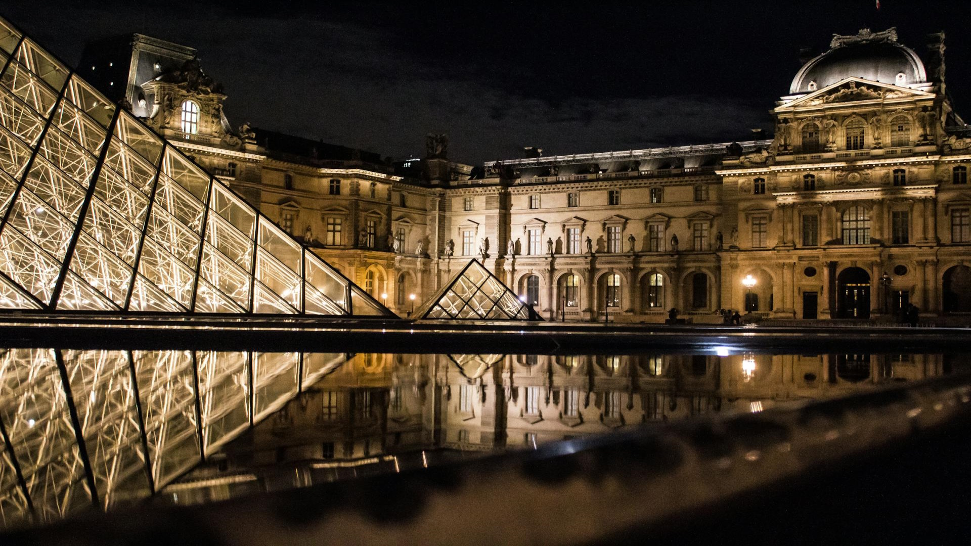 Museo del Louvre por la noche