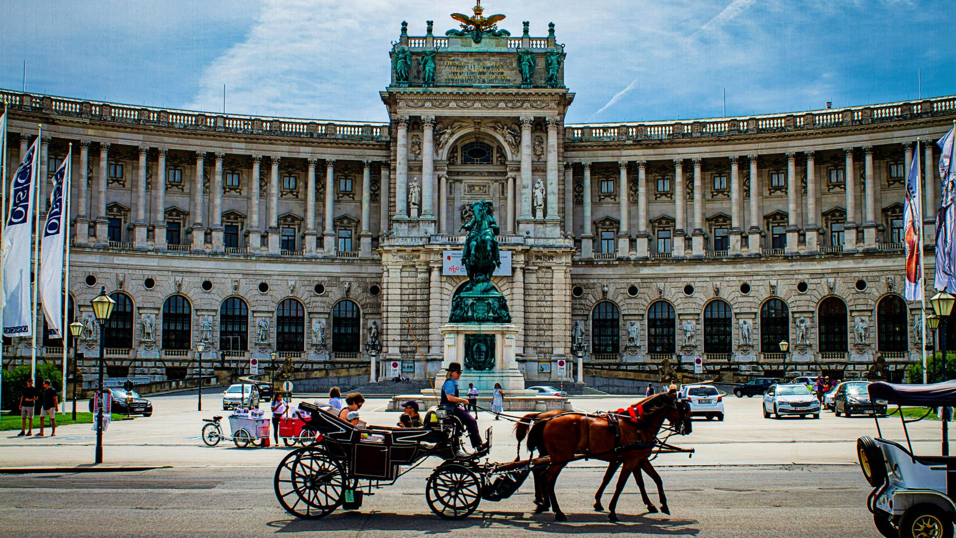 Entrada principal del Palacio Hofburg en la Plaza de los Héroes