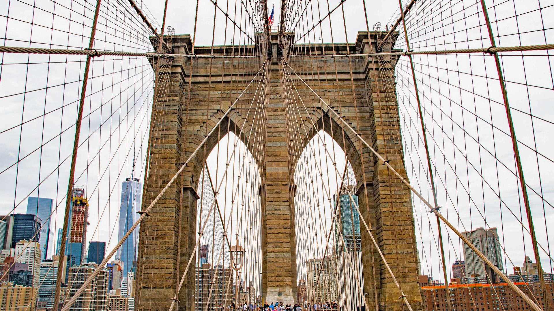 Turistas cruzando el Puente de Brooklyn