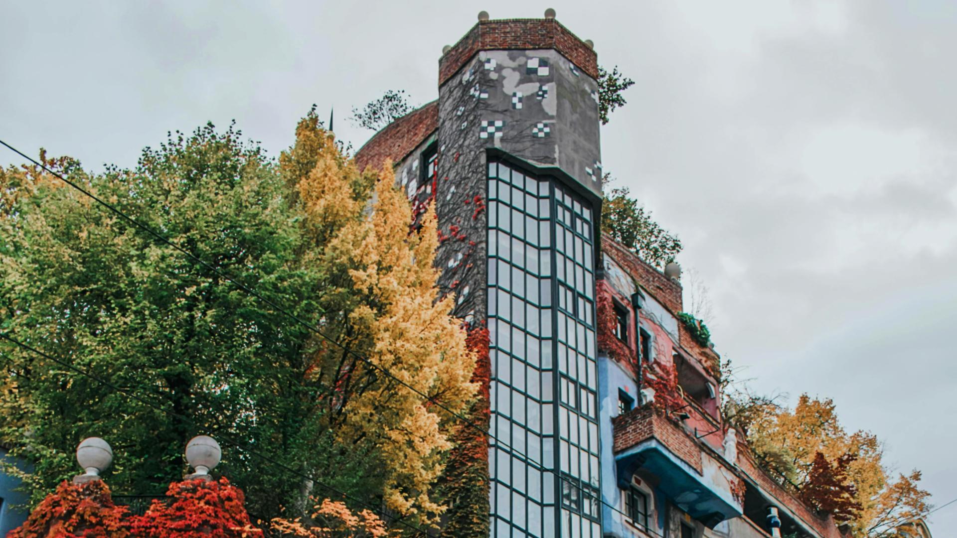 Fachada oeste de Hundertwasserhaus. Pisos superiores