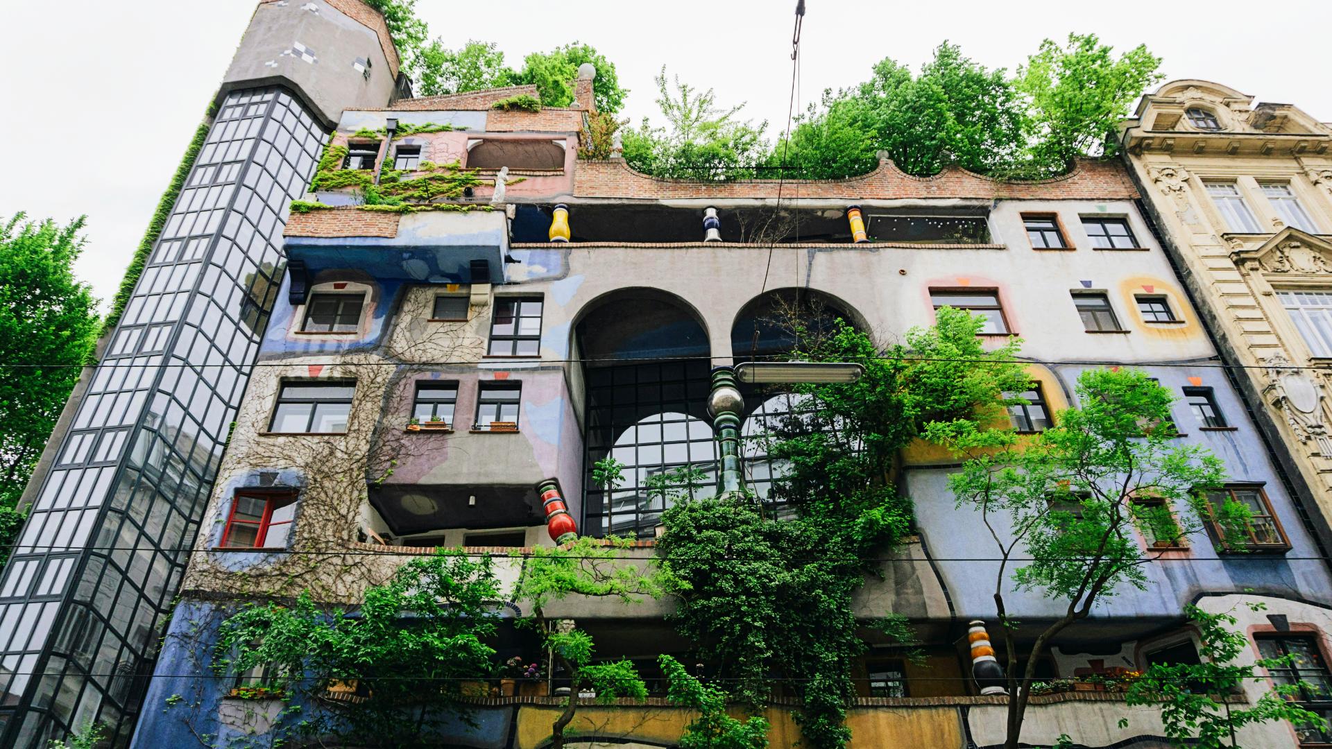 Fachada oeste de Hundertwasserhaus 